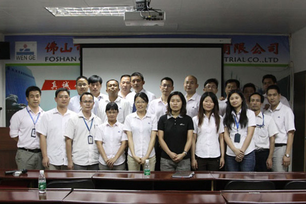 華智天誠給*華塑料輔導合影