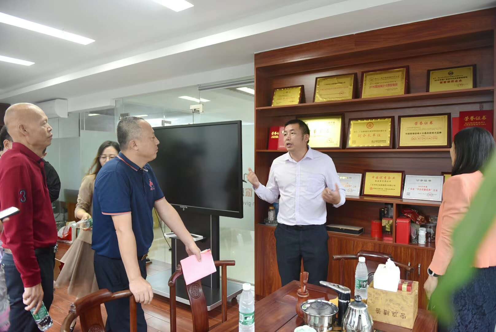 南海區(qū)退役軍人事務(wù)局王局長(zhǎng)等領(lǐng)導(dǎo)一行來(lái)我司指導(dǎo)工作 南海區(qū)退役軍人事務(wù)局王局長(zhǎng)等領(lǐng)導(dǎo)一行來(lái)我司指導(dǎo)工作